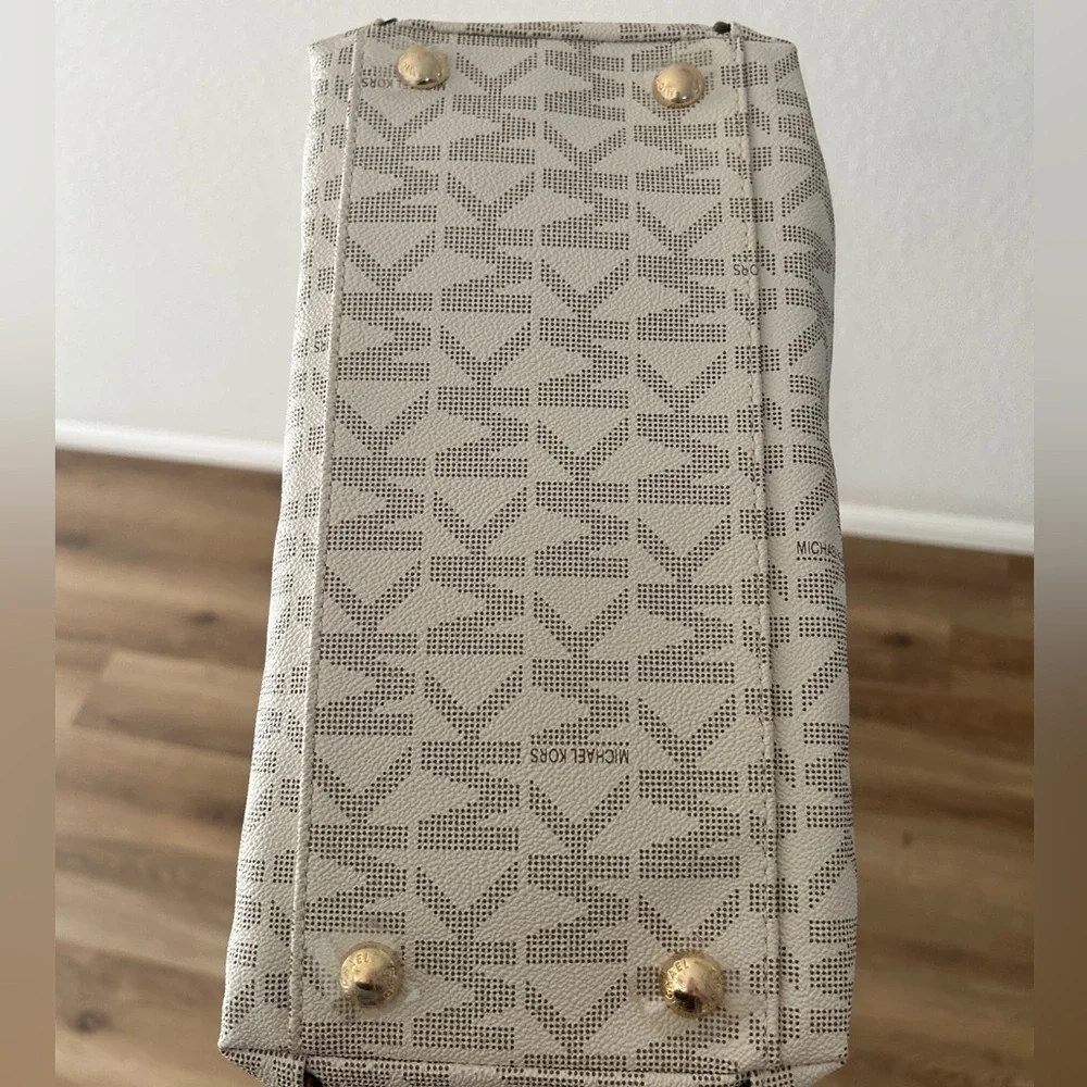 Michael Kors Harper Large Vanilla EW Tote Bag - Brand New - Picture 9 of 15